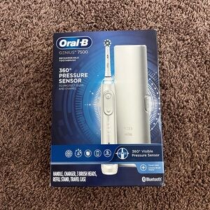 Oral B Genius 7500 Rechargeable Toothbrush 360 Pressure Sensor New in Box